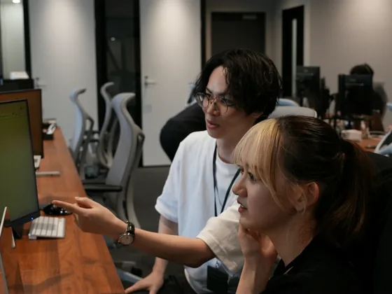 デスクで業務にあたる社員